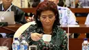 Menteri Susi Pudjiastuti saat raker dengan Komisi IX DPR di Jakarta, (3/3). Pengambilan Keputusan untuk melanjutkan Pembicaraan Tk II RUU tentang Perlindungan dan Pemberdayaan Nelayan, Pembudidaya Ikan dan Petambak garam. (Liputan6.com/JohanTallo)