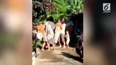 Hanya karena membanting pintu, perkelahian antar Ibu rumah tangga (IRT) di Takalar, Sulawesi Selatan berujung maut. 