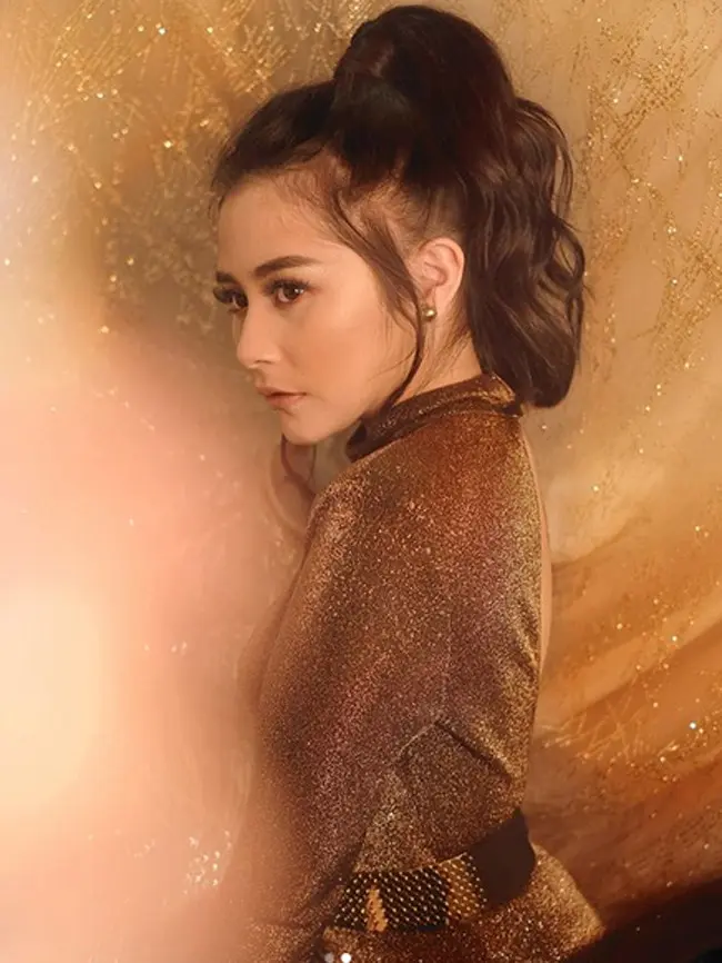 Gaya ponytail ala Prilly Latuconsina ini keren banget. Prilly menyisakan sedikit rambut di bagian samping kanan dan kirinya. Selain itu, Prilly membuat rambutnya yang dikuncir itu dengan bergelombang. (Instagram/prillylatuconsina96)