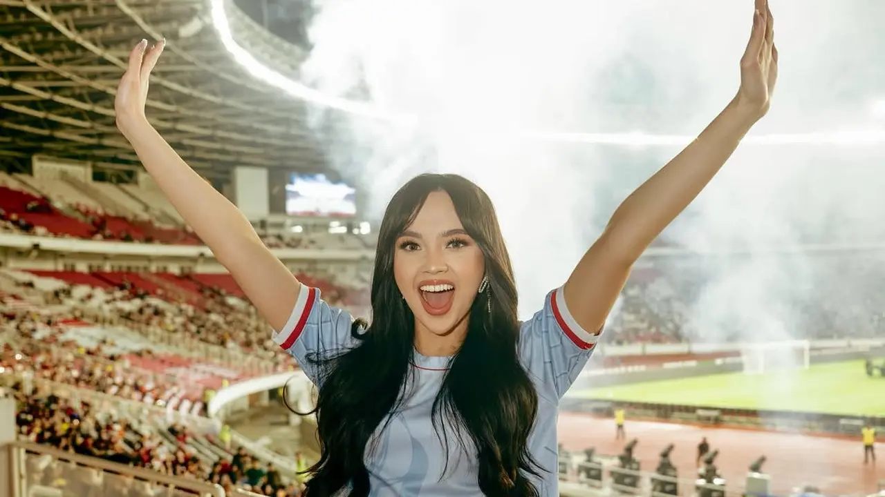 Lyodra pakai jersey saat  Pembukaan Piala Presiden 2025 di GBK