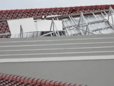 Citizen6, Wattang Pulu: Akibat hantaman puting beliung tersebut atap-atap kantor baru berhamburan. Tidak ada korban jiwa dalam kejadian tersebut. (Pengirim: Abdi Mantaring)