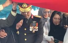 Momen Ayah Irjen Krishna Murti Dimakamkan Secara Militer, Suara Sang Anak Jenderal TNI saat Bacakan Riwayat Hidup Penuh Haru