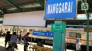 Suasana aktivitas penumpang di Stasiun KA Manggarai, Jakarta, Selasa (1/12/2020). Menhub Budi Karya Sumadi menyebut nantinuya Manggarai akan menjadi pusat stasiun KA di Jabodetabek karena semua rute kereta yang ada di Jabodetabek akan bersinggungan di Manggarai. (Liputan6.com/Immanuel Antonius)
