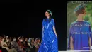 Di salah satu acara fashion, Nadine Chandrawinata tampil glamor pakai sequined dress biru. @nadinelist.