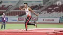 Atlet Indonesia Rizky Ghusyafa Pratama mendarat di matras saat final lompat tinggi putra 18th Asian Games Invitation Tournament di SUGBK, Senayan, Minggu (11/2). Rizky mendapat perunggu sebagai pemegang posisi ke-3. (Liputan6.com/Faizal Fanani)