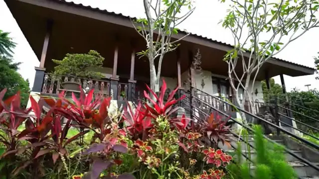 Marshel Widianto dan Mpok Alpa di vila Ivy Baskara (YouTube/TRANS7 OFFICIAL)