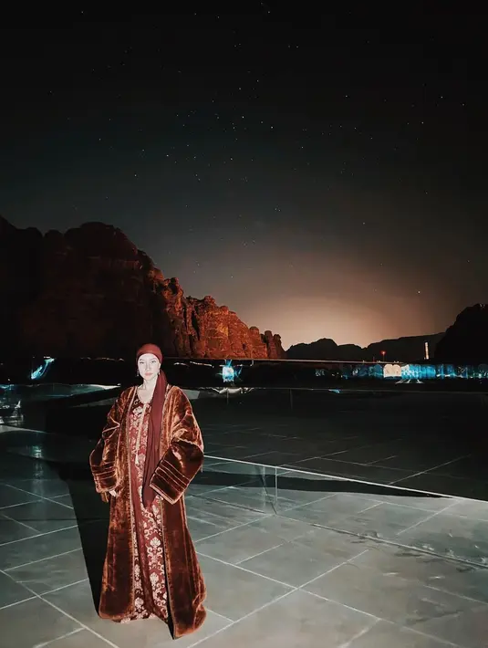 Berlatar senja di Arab Saudi, BCL kenakan kaftan cokelat bermotif dilapisi outer suede yang mewah [@itsmebcl]