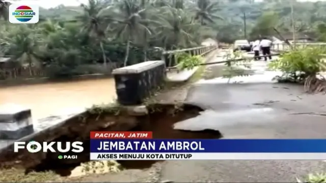 Dua jembatan penghubung di Pacitan dan Lumajang ambrol akibat tersapu banjir. Lalu lintas di wilayah tersebut lumpuh total.