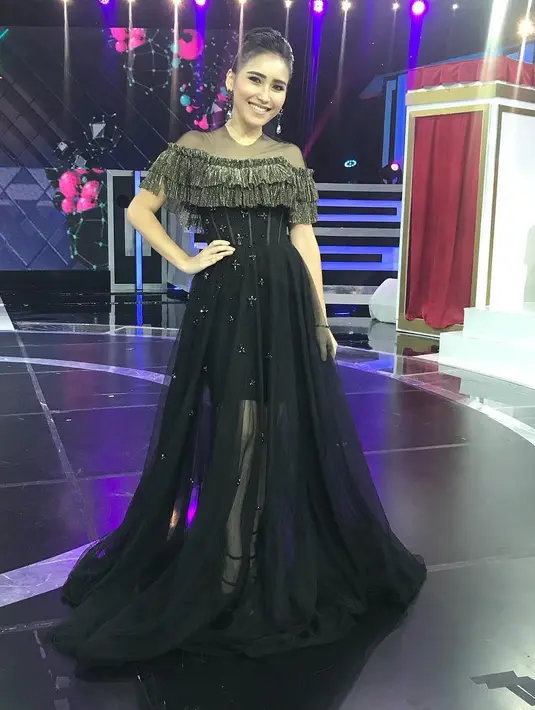 Gaya berbusana Ayu Ting Ting juga sering banget jadi bahan pembicaraan, bahkan ia juga sering disebut meniru gaya Nagita Slavina. Tak selalu bergaya kasual, Ayu pun juga sering banget tampil glamor. Apalagi saat di panggung. (Instagram/ayutingting92)