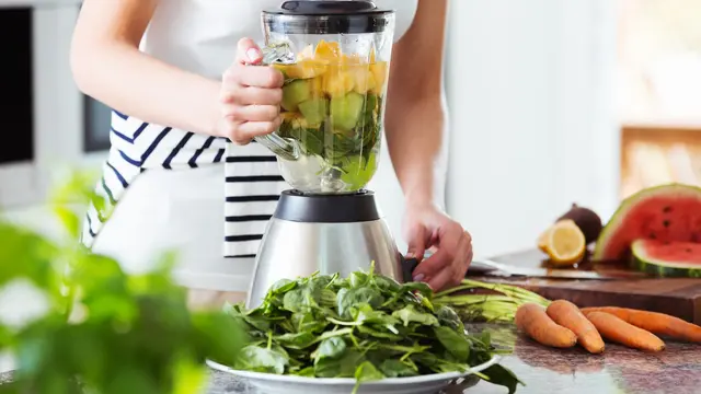 Cara Membuat Smoothies (sumber: iStockphoto)
