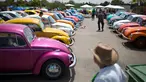 Volkswagen Beetle dipamerkan dalam ajang pertemuan tahunan "Beetle club" di Yakum, Israel tengah (21/4). Volkswagen Beetle, atau Volkswagen Tipe 1, adalah sebuah mobil kecil yang diproduksi oleh Volkswagen. (AP Photo / Oded Balilty)
