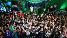 Mantan bintang Manchester United, Nemanja Vidic dan legenda Real Madrid, Fernando Morientes foto bersama fans saat hadir dalam acara bertajuk Meet The UEFA Champion League Trophy and Legends di MGP Space SCBD, Jakarta, Sabtu (27/4/2024). (Bola.com/M iqbal Ichsan)