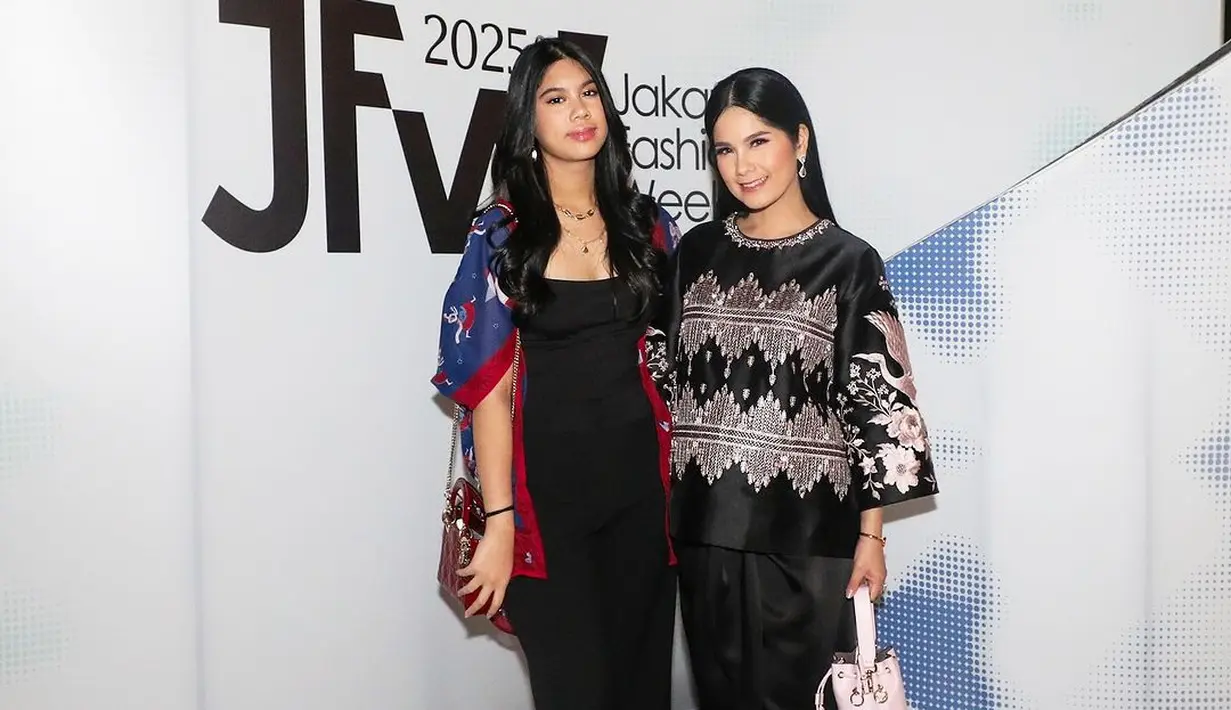 Di hari terakhir gelaran JFW 2025, ibu-anak itu kembali tampil memukau dengan paduan etnik yang modern.  [@annisayudhoyono].