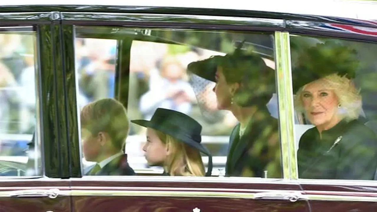 Pangeran George dan Putri Charlotte dalam perjalanan menuju pemakaman Ratu Elizabeth II bersama Kate Middleton dan Camilla (Sumber: Express.co.uk)