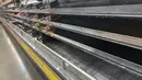 Rak kosong di Walmart di Anchorage, Alaska, pada 8 Januari 2022. Beberapa pekan terakhir ini supermarket di Amerika Serikat (AS) tengah kekurangan produk bahan makanan karena masalah baru, seperti tingginya penyebaran varian omicron dan cuaca buruk. (AP Photo/Mark Thiessen)