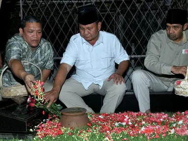 Capres Prabowo Subianto dari partai Gerindra mengunjungi Makam Ayahanda tercinta (Liputan6.com/Johan Tallo).