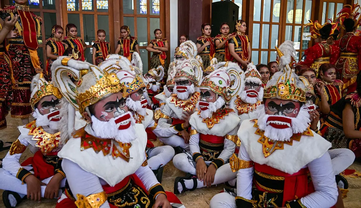 Para penari menunggu giliran untuk menampilkan tarian Yosakoi saat kegiatan Festival Remo-Yosakoi di Surabay, Minggu, 12 Juli 2026. (AFP/ Juni Kriswanto)