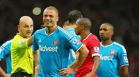 Kartu Merah Wes Brown Lawan MU Dianulir