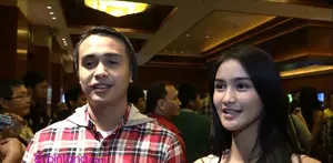 Ajun Perwira kini tengah menjalin hubungan dengan gadis yang berusia 11 tahun lebih muda darinya. Ajun Perwira membawa kekasihnya itu di premier  film ‘Air Mata Surga’.