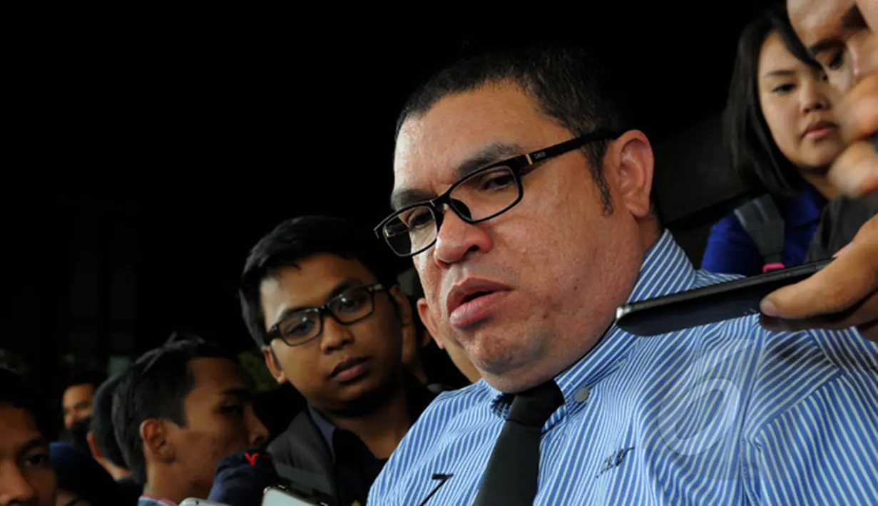 Kuasa hukum Sutan Bhatoegana, Razman Arif Nasution, memberi keterangan di Gedung KPK, Jakarta, Kamis (5/3/2015). Kedatangannya untuk menyampaikan surat permohonan penangguhan penahanan terhadap Sutan . (Liputan6.com/Faisal R Syam)