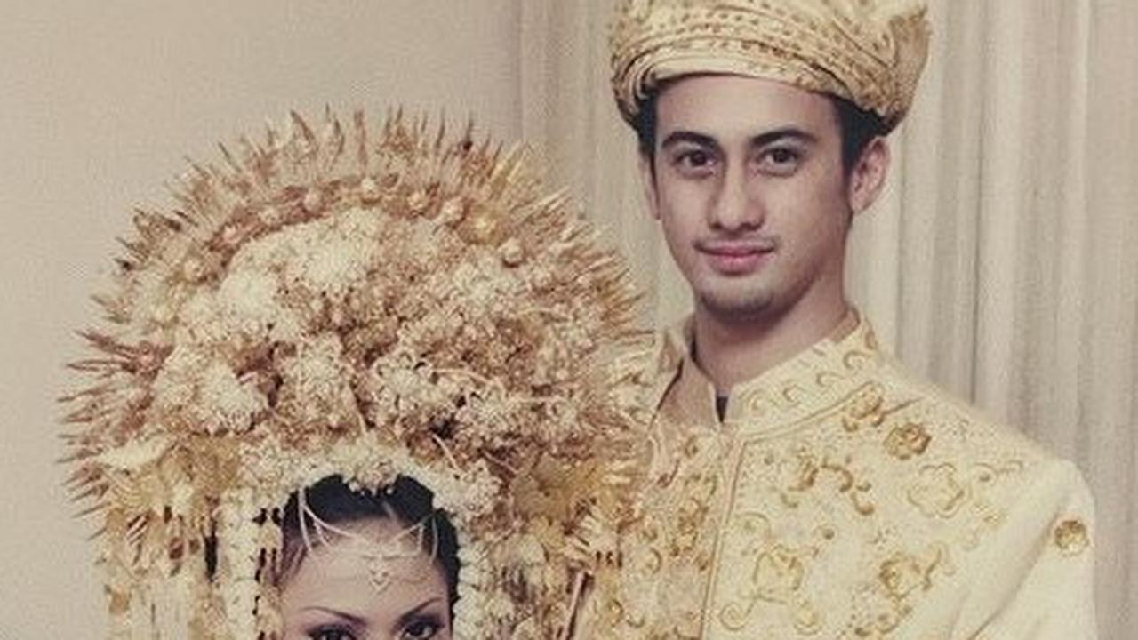 Aura bahagia pengantin baru begitu terpancar di wajah Ersa dan Otto sesaat setelah resmi jadi suami istri. Keduanya masuk ke kamar pengantin untuk mengambil momen formal.