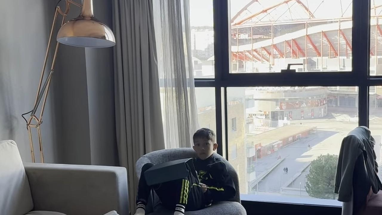 8 Potret Irfan Bachdim Beri Kejutan Kenji yang Sekolah Sepak Bola di Portugal, Disambut Senyum - Pelukan Erat dari Sang Buah Hati