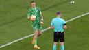 Ekspresi kiper Inggris, Jordan Pickford setelah berhasil mengahalu tendangan pemain Swiss, Manuel Akanji pada babak adu penalti laga perempat final Euro 2024 di Duesseldorf Arena, Duesseldorf, Jerman, Sabtu (06/07/2024). (AP Photo/Hassan Ammar)