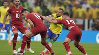 Penyerang Brasil Neymar (kedua kanan) berebut bola dengan pemain Serbia Andrija Zivkovic dan Sasa Lukic  pada laga perdana Grup G Piala Dunia 2022 Qatar di Lusail Stadium, Jumat (24/11/2022) dini hari WIB.  Brasil menunjukkan kelasnya atas Serbia. (AP Photo/Themba Hadebe)