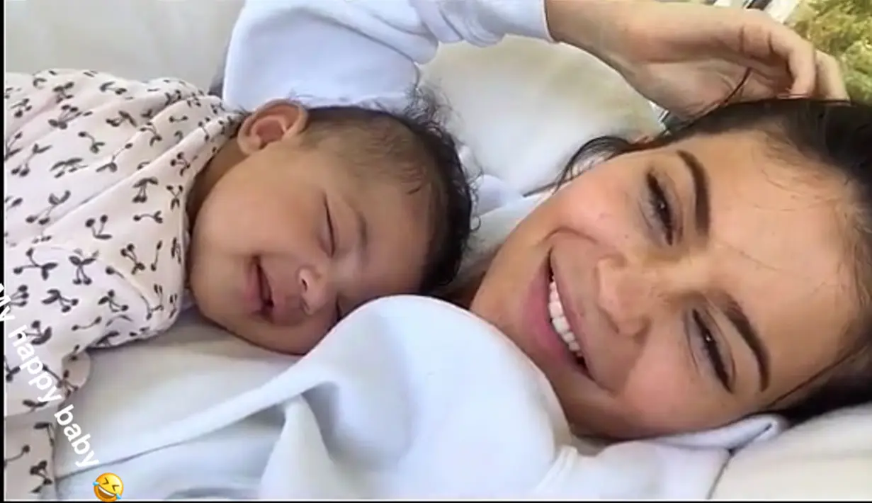 Kylie Jenner sendiri dikabarkan sangat protektif terhadap Stormi. Ia tak ingin banyak orang menganggu waktunya dengan sang anak. (snapchat/kyliejenner)