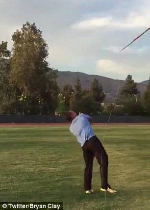 Bryan menarik gigi anak dengan lempar lembing | Photo: Copyright dailymail.co.uk