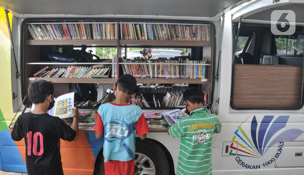 Anak-anak membaca buku di Perpustakaan Keliling kawasan Jatinegara, Jakarta, Rabu (29/9/2021). Mobil Perpustakaan Keliling yang difasilitasi Dinas Perpustakaan dan Kearsipan DKI itu merupakan sarana dan upaya pemerintah dalam meningkatkan minat baca anak sejak dini. (merdeka.com/Iqbal S Nugroho)