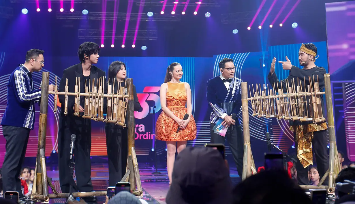 Ahn Hyo Seop juga menunjukkan kemampuannya dalam memainkan Angklung, salah satu alat musik tradisional Indonesia. (Kapanlagi.com/Budy Santoso)
