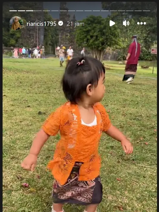 Mengenakan kebaya warna kuning tua, ia tampak senang lari-larian di sebuah lapangan. Gaya Moana makin menggemaskan dengan rambut yang dikuncir dua dan lari-larian tampak begitu senang. [Instagram/Ricis Official]