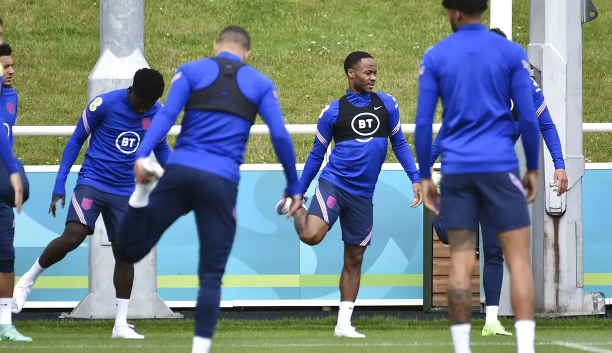 Pemain Inggris Raheem Sterling (kedua kiri) melakukan peregangan saat sesi latihan di St George's Park, Burton upon Trent, Inggris, Senin (5/7/2021). Inggris akan melawan Denmark pada pertandingan semifinal Euro 2020. (AP Photo/Rui Vieira)