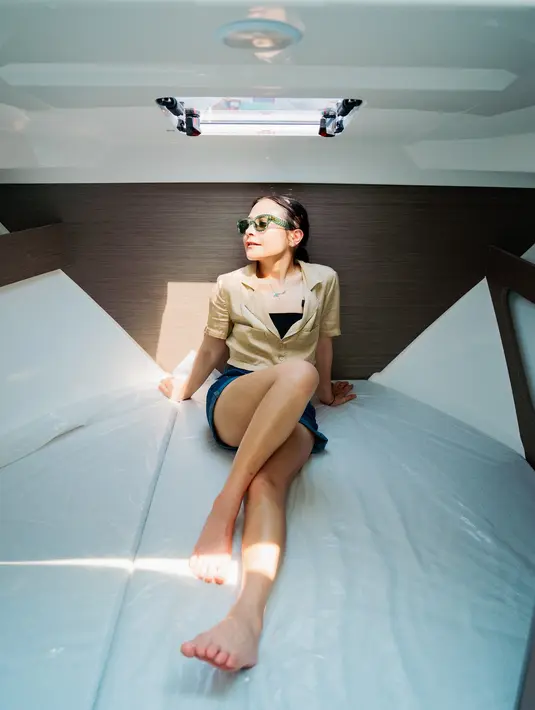 Prilly juga berpose di interior Yacht-nya yang tampak mewah. Dia bisa bersantai di sana. (Foto: Instagram/ prillylatuconsina96)