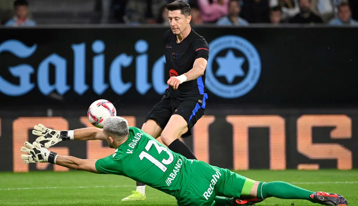 Di babak kedua, pada menit ke-61, Robert Lewandowski mencetak gol yang menggandakan keunggulan Barcelona atas Celta Vigo. (MIGUEL RIOPA/AFP)