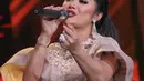Penyanyi Krisdayanti menjadi bintang tamu dalam Grand Final D'Academy Asia 2015 di Studio 5 Indosiar, Jakarta, Senin (28/12). Malam puncak grand final D'Academy Asia akan digelar pada 29 Desember malam. (Liputan6.com/Herman Zakharia)
