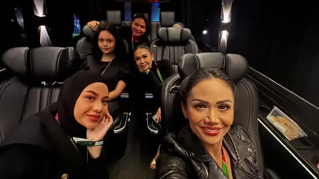 Potret Kris Dayanti Nonton Konser Mariah Carey di Sentul/Instagram @krisdayantilemos