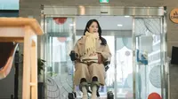 Episode Im Sol menggunakan kursi roda di Lovely Runner. Di sini Kim Hye Yoon bekerja keras agar bisa berakting memakai kursi roda. (Dok: TVN)