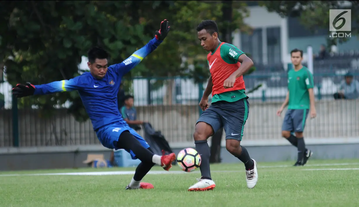 Pemain Timnas Indonesia U-23, Osvaldo Haay (kanan) berebut bola saat latihan di Lapangan ABC Senayan, Jakarta, Selasa (20/2). Jelang Asian Games 2018, pemain Timnas Indonesia U-23 kembali melakukan pemusatan latihan. (Liputan6.com/Helmi Fithriansyah)