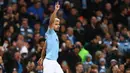 Striker Manchester City, Sergio Aguero berselebrasi usai mencetak gol ke gawang Manchester United pada lanjutan Liga Inggrid di stadion Etihad, Manchester (11/11). Aguero tampil beda dengan gaya rambut di cat pirang. (AP Photo/Dave Thompson)
