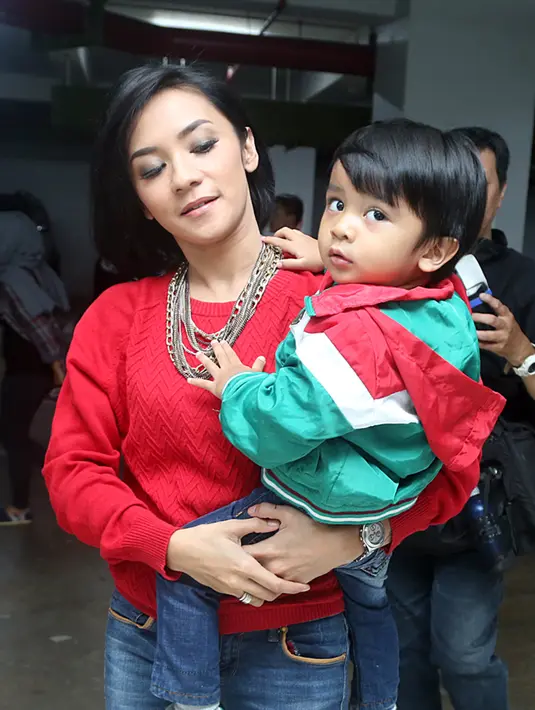 Dipaparkan pula oleh ibu dua anak ini jika buah hatinya senang bermain air, bahkan sejak anaknya masih kecil Enno Lerian sudah mendaftarkannya ke tempat les berenang. Namun tetap dalam bimbingan dan pengawasannya. (Deki Prayoga/Bintang.com)