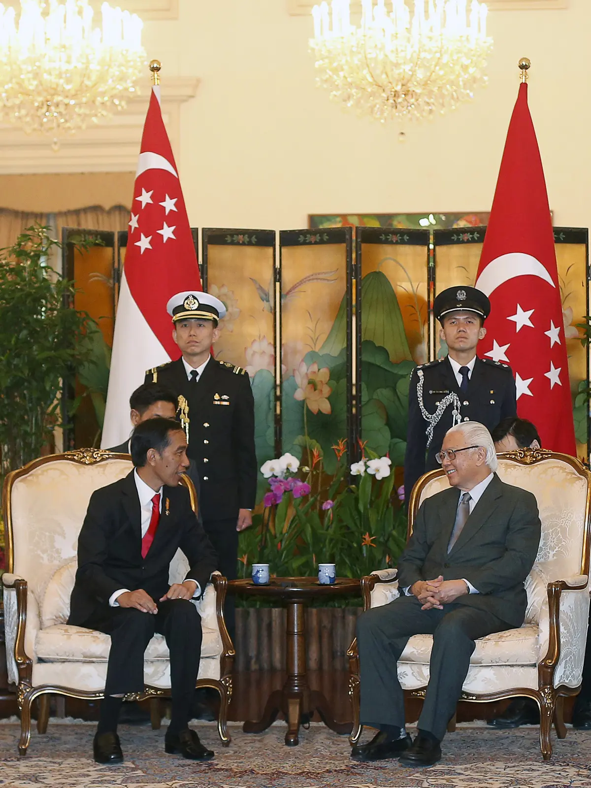 Presiden Jokowi (kiri), berbincang dengan presiden Singapura Tony Tan, dalam pertemuan di Istana Kepresidenan di Singapura, (28/7/2015). Jokowi ke Singapuran dalam rangka meningkatkan hubungan bilateral. (REUTERS/Edgar Su)