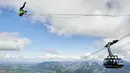 Samuel Volery dari Swiss beraksi diatas tali saat acara Highline Extreme di puncak Moleson, Swiss (15/9). Perlombaan berjalan di seutas tali diatas ketinggian ini diikuti oleh lima puluh slackliner terbaik Dunia. (AFP Photo/Michael Buholzer)