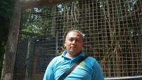 Kepala Penjaga Satwa Kebun Binatang Bandung, Asep Heri, sejak 1996 menjinakkan satwa liar yang memasuki rumah warga. (Liputan6.com/Huyogo Simbolon)