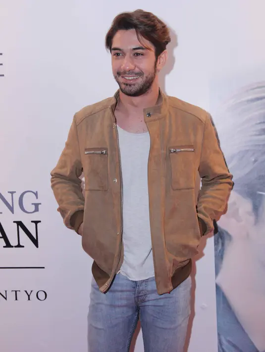 "Peran saya jadi dr. Syarief, dokter spesialis kanker. Hubungan Syarief ada Arini (Laudya Cynthia Bella), Mei Rose (Raline Shah), dan bersinggungan dengan Prasetya (Fedi Nuril)," kata Reza Rahadian di Plaza Indonesia, Rabu (1/2). (Nurwahyunan/Bintang.com)