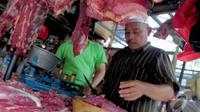Menurut pantauan Liputan6.com pada Rabu (25/6/2014) harga daging sapi di Pasar Senen masih normal dan belum mengalami kenaikan, Pasar Senen, Jakarta, Rabu (25/6/2014) (Liputan6.com/Faizal Fanani)