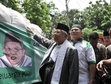 Calon Wakil Presiden nomor urut 01 Ma'ruf Amin meninjau truk yang mengangkut logistik bantuan untuk korban gempa dan tsunami di Sulawesi Tengah dari salah satu kelompok relawan di Rumah Situbondo, Jakarta, Minggu (7/10). (Merdeka.com/Iqal S. Nugroho)