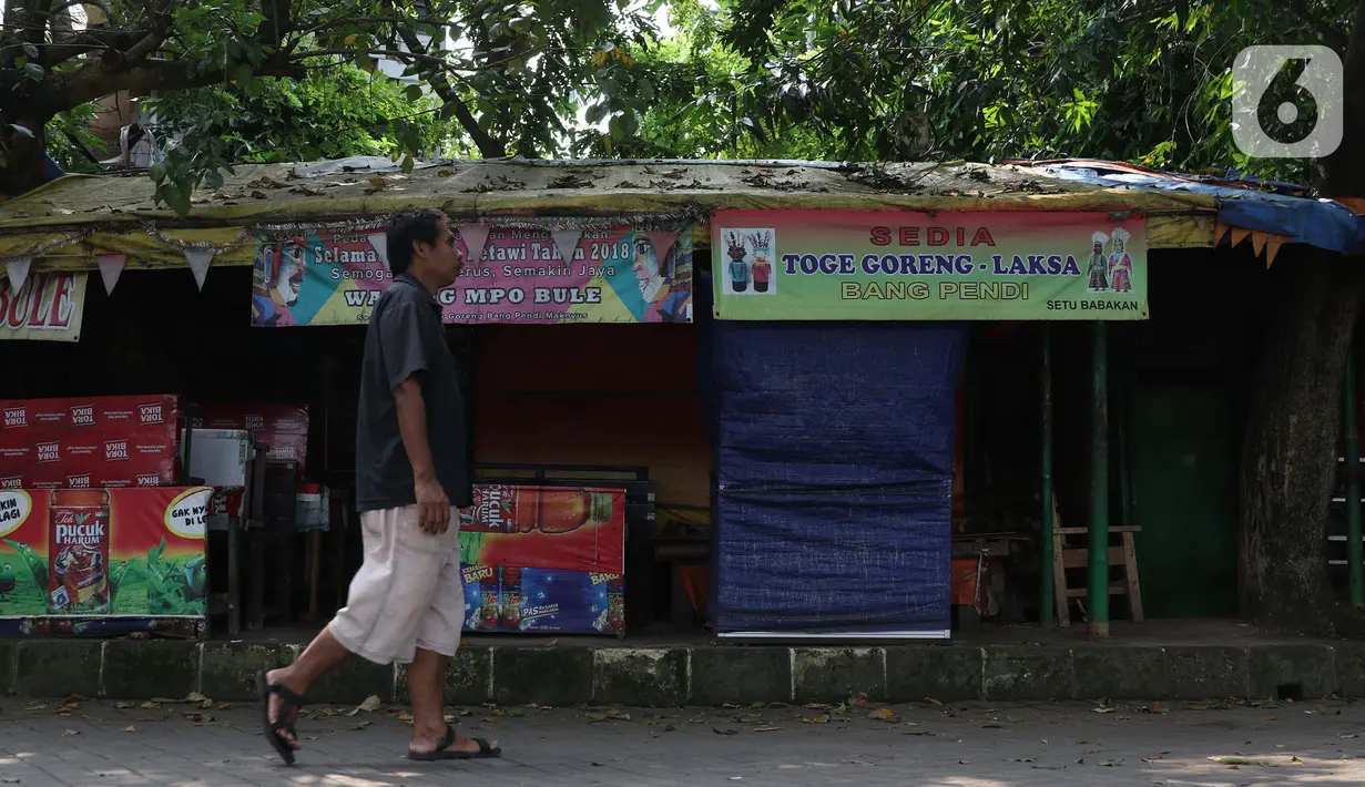Warung-warung yang ada di Kawasan Wisata Perkampungan Budaya Betawi Setu Babakan terlihat tutup, Jakarta, Sabtu (14/3/2020). Hal ini menyusul instruksi Gubernur DKI Jakarta yang menutup sejumlah lokasi wisata selama 14 hari kedepan. (Liputan6.com/Helmi Fithriansyah)