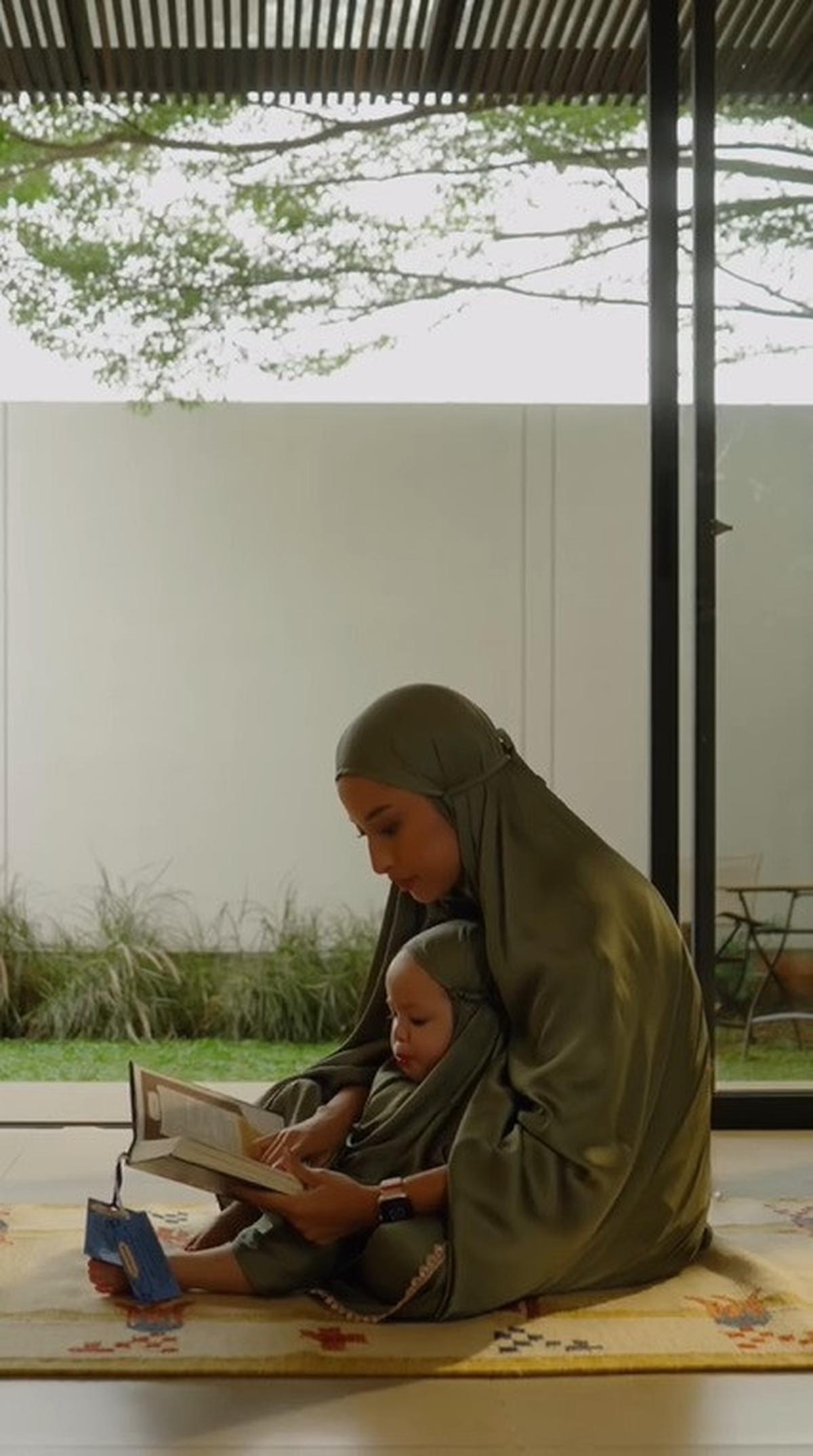 Syuting Iklan, Ini Potret Super Gemas Kamari dan Jennifer Coppen Pakai Mukena Couple